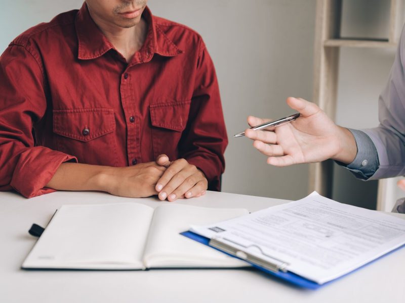 Person som skriver trafikkonsultavtal